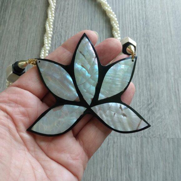 Vintage Lotus Shell Necklace Mother of Pearl Flower Boho Jewelry Lee Sands - Picture 4 of 10